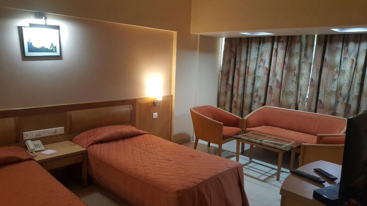 Hotel Ashirwad ปูเน่ ภายนอก รูปภาพ